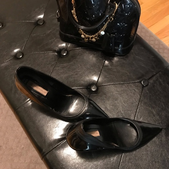 Pointy toe, patent leather, and leather trim 🖤 - Picture 5 of 8